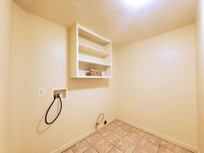 Building Photo - Mollison Duplex