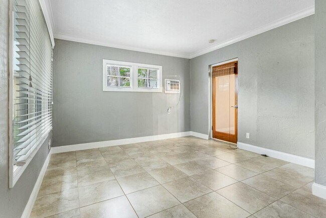 Building Photo - 121 NE Spanish Ct