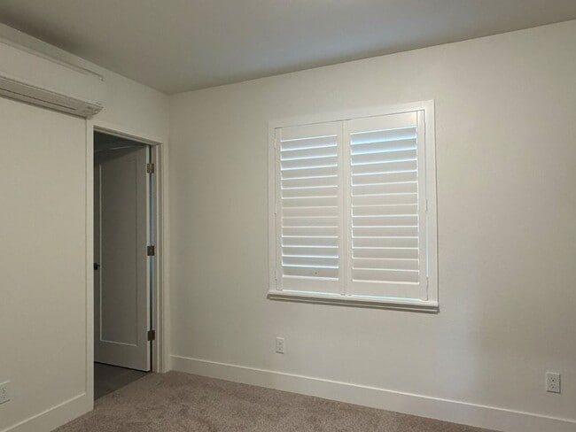 Building Photo - Loft home in downtown Woodland with SOLAR!!