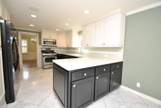 Building Photo - Stunning Colonial Revival in Bixby Knolls