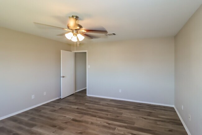 Building Photo - 121 Camellia Dr