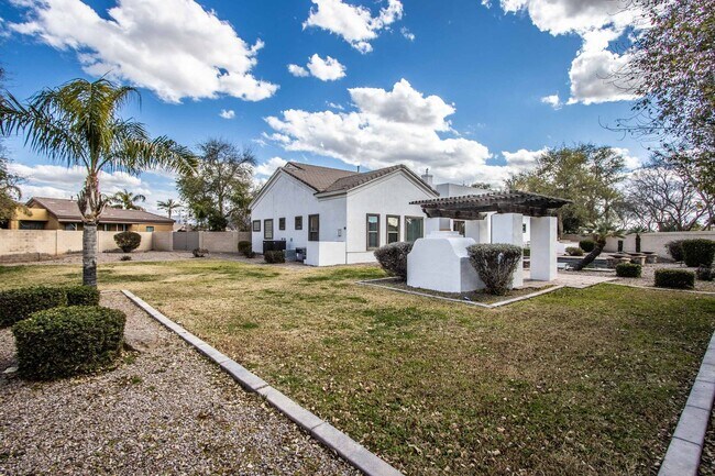 Building Photo - Oh Wow!! Beautiful 5BR/3.5BA Custom Home w...