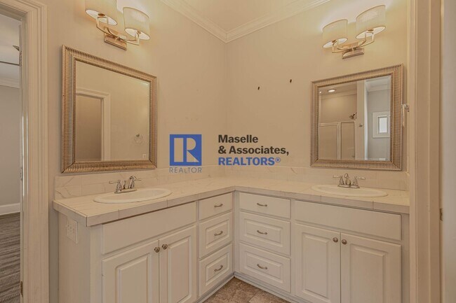 Building Photo - Beautiful 4 bedroom, 2 bathroom house in B...