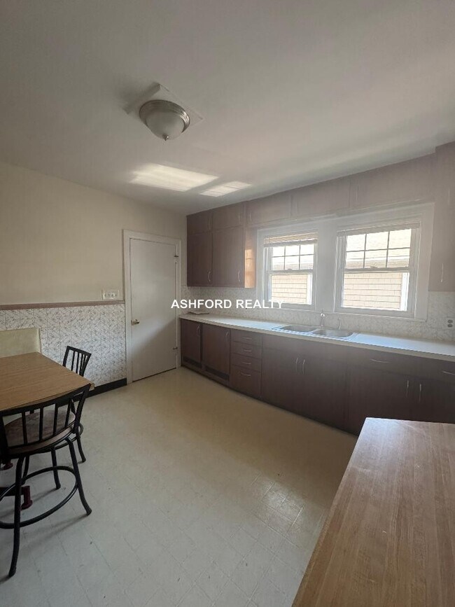 Building Photo - 724 Mt Auburn St