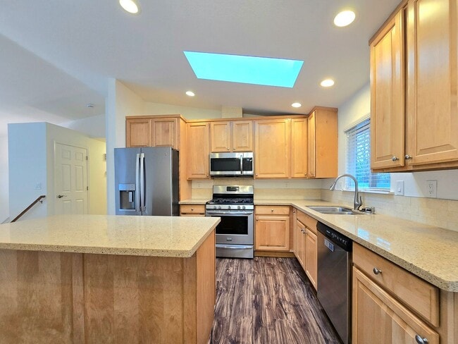 Building Photo - Spacious Home in Lake Stevens Available Now!  Pet Friendly