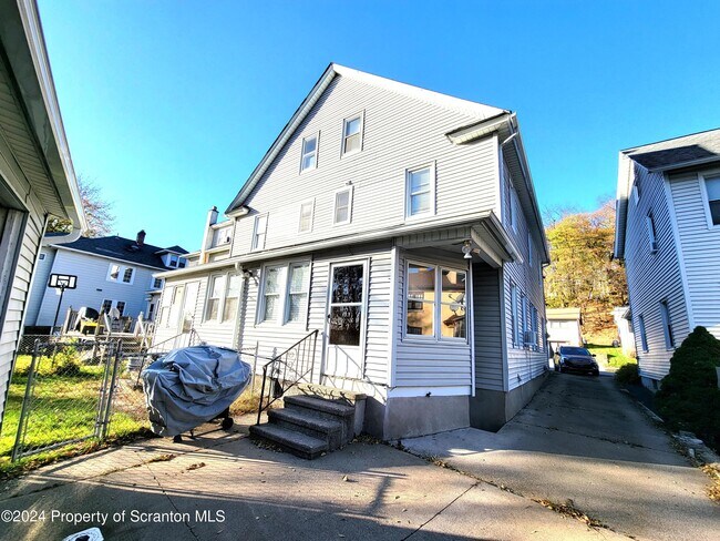 Building Photo - 2122 N Main Ave
