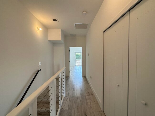 Building Photo - 815 NE 17th Ave