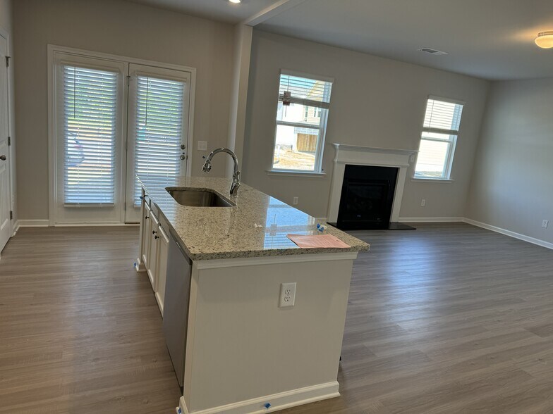 Building Photo - 9 Pineview Dr