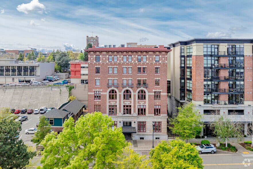 Building Photo - Vintage Y Condominiums