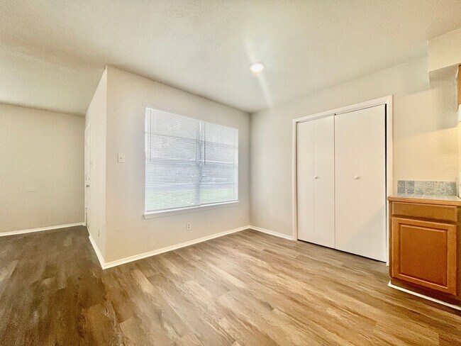 Building Photo - 101/103 Lockhart St.