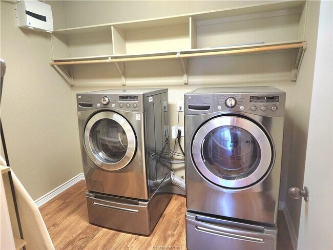 Building Photo - 4 Bedroom 2 Bathroom 2 Car Garage