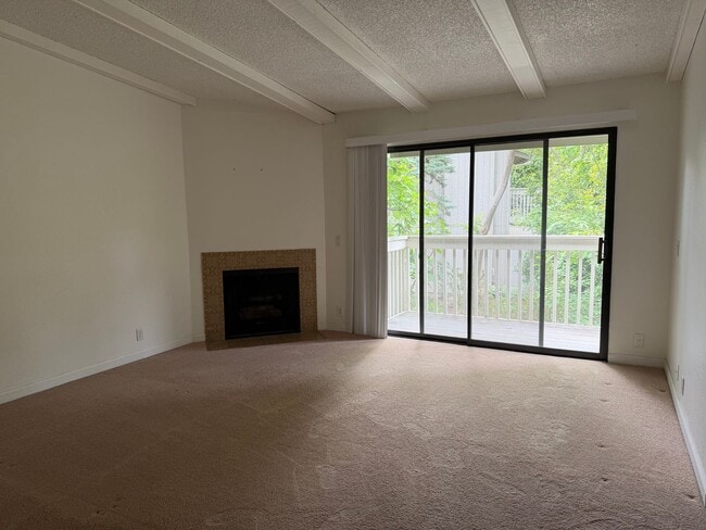 Building Photo - 1670 Sqft. 3 Bedroom, 2 Bath Gated Townhome for Rent in Citrus Heights.