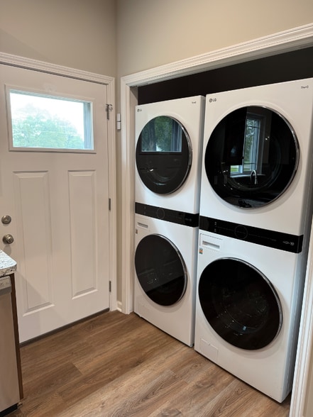 Building Photo - 842 E 8th St