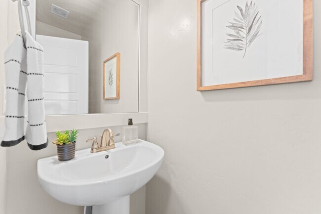 Building Photo - 5 Bedroom 2.5 Bath FOUR CAR GARAGE Eagle, ...