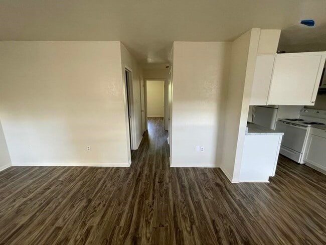 Building Photo - 1502 NW Kingsbury Ave