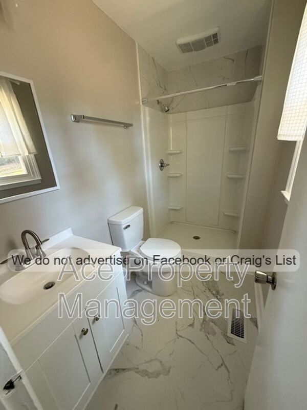 Building Photo - 643 Wakefield Dr