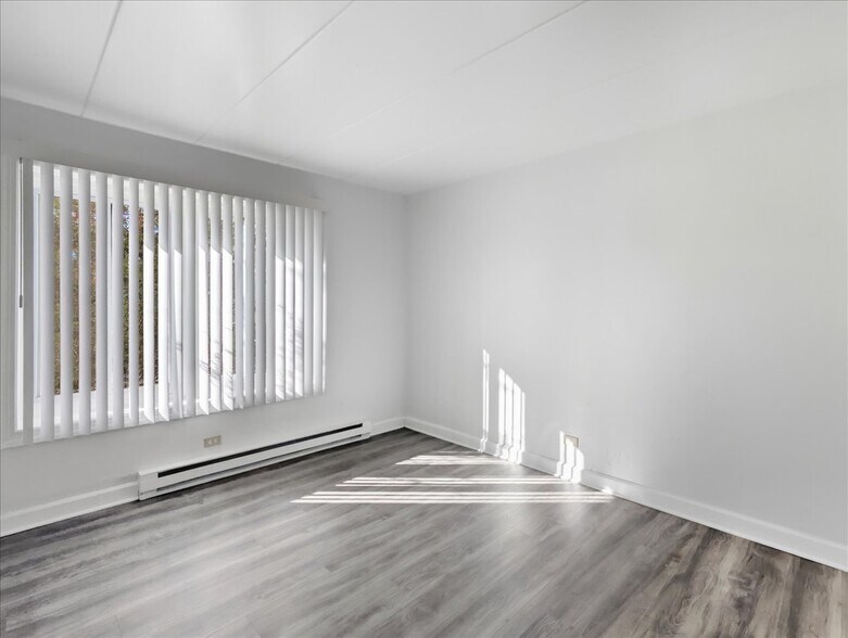 Building Photo - 350 S Main St