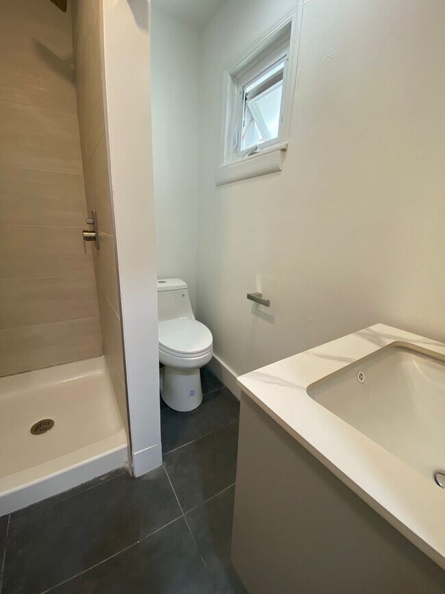 Building Photo - Beautiful studio unit located in a great area in fairmount- AVAILABLE NOW