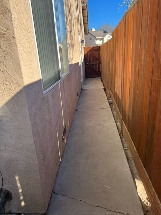 Building Photo - Spacious 4-Bedroom Home in a Quiet Tracy C...