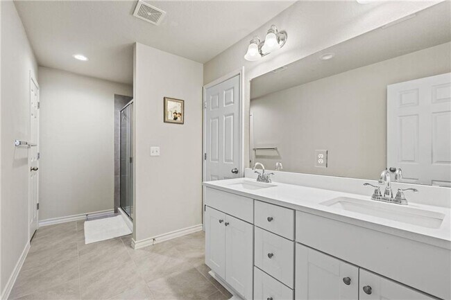 Building Photo - Newly Constructed, 4 BR / 3 BA Home - 2 Car Garage - Pool - Close to Mueller