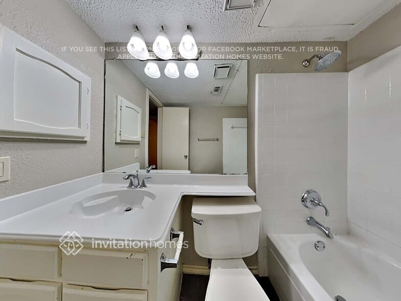 Building Photo - 2506 High Hollow Dr