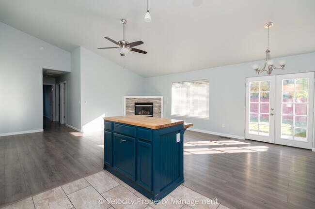 Building Photo - Light & Bright Single Level Home!