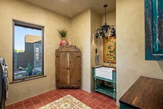 Building Photo - 6200 E Cielo Run N