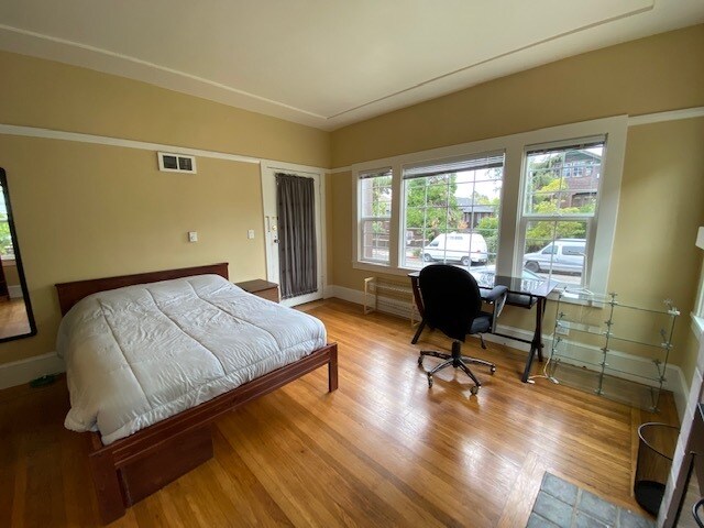 Building Photo - 2615 Regent St