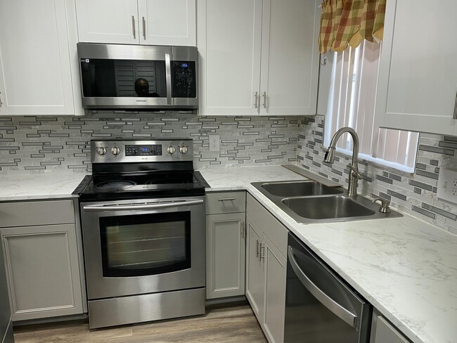 Building Photo - 6890 Royal Palm Blvd