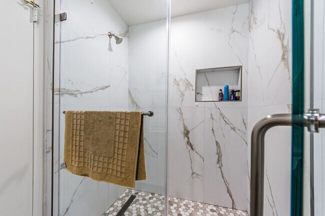 Building Photo - Beautifully Renovated 3-Bedroom Home in Pr...