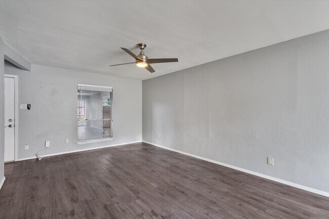 Building Photo - Perfectly Located Townhome in South Austin