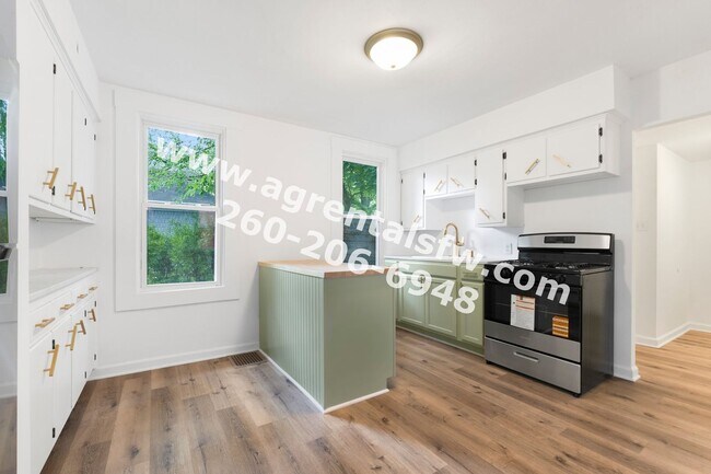 Building Photo - 3 Bedroom House