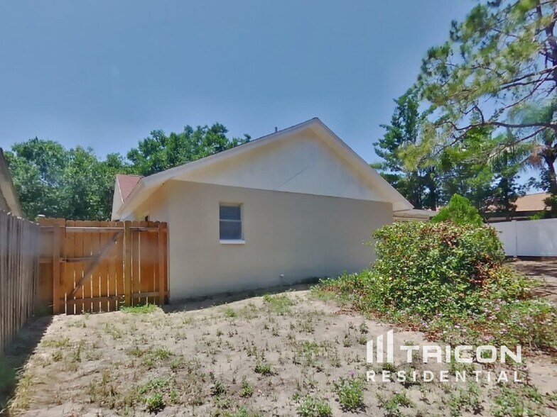 Building Photo - 1490 Club Dr