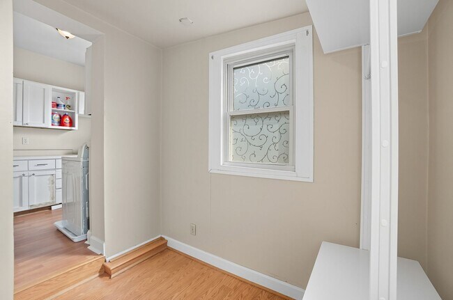Building Photo - 6 Bed/3 Bath Remodeled Hyde Park Home w/Ce...