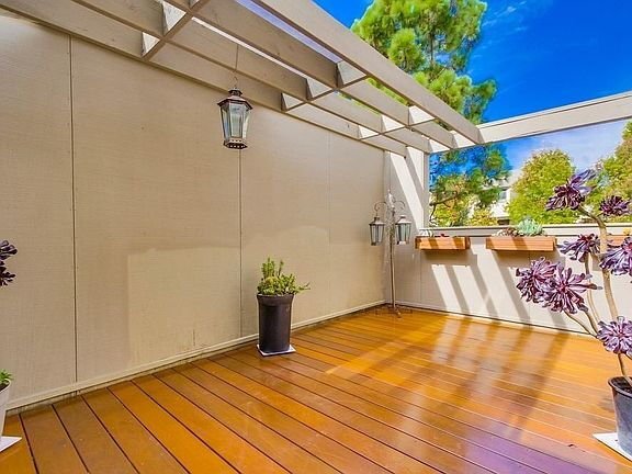 Building Photo - "Charming La Jolla Retreat: Cozy 2-Bedroom...