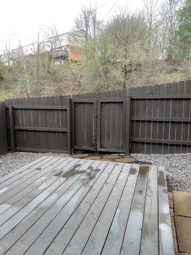 Building Photo - Beautiful Townhouse in Quail Run Community