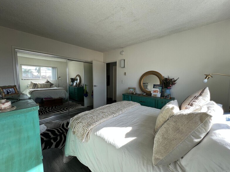 Building Photo - 3359 Mentone Ave