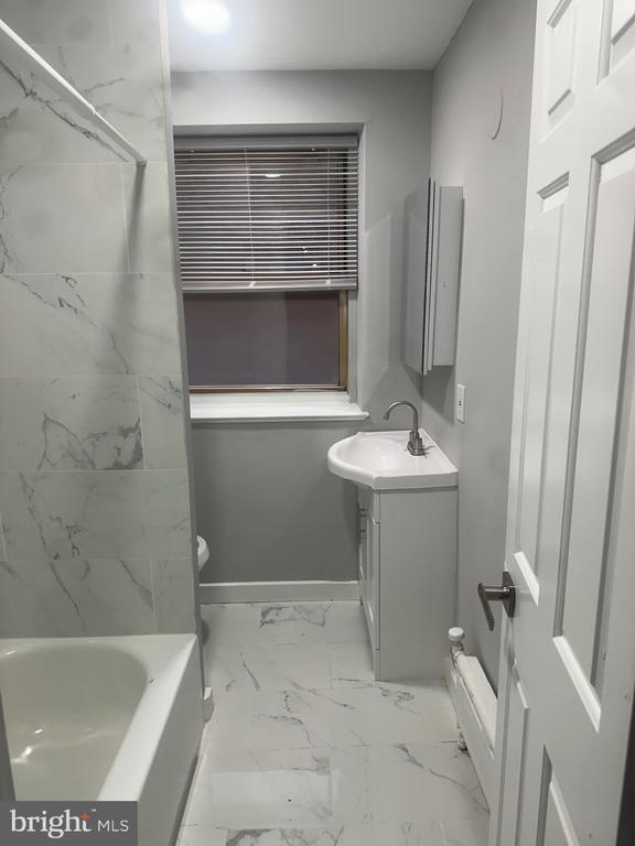 Building Photo - 215 W Walnut Ln