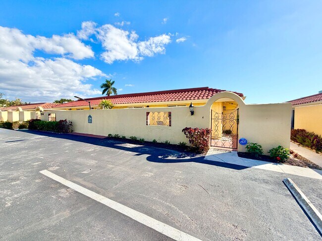 Building Photo - ** GLADES COUNTRY CLUB ** 2 BED / 2 BATH - VILLA - BUNDLED GOLF MEMBERSHIP - ANNUAL RENTAL