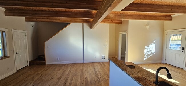 Building Photo - 62 Skyline St