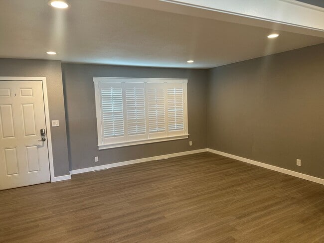 Building Photo - 5 bedroom 2 1/2 bath home for rent