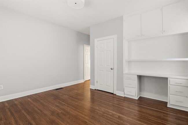 Building Photo - 871 University St