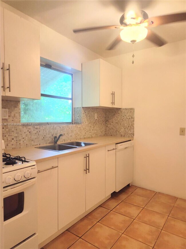 Building Photo - 11342 Peachtree Dr