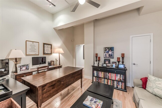 Building Photo - 705 Main St