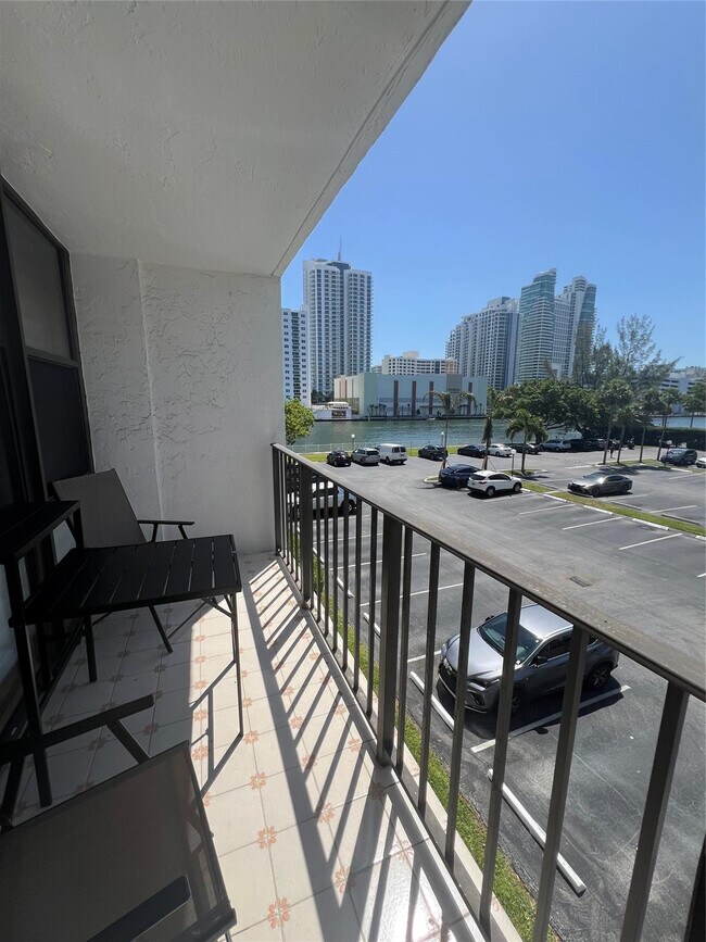 Building Photo - 800 Parkview Dr