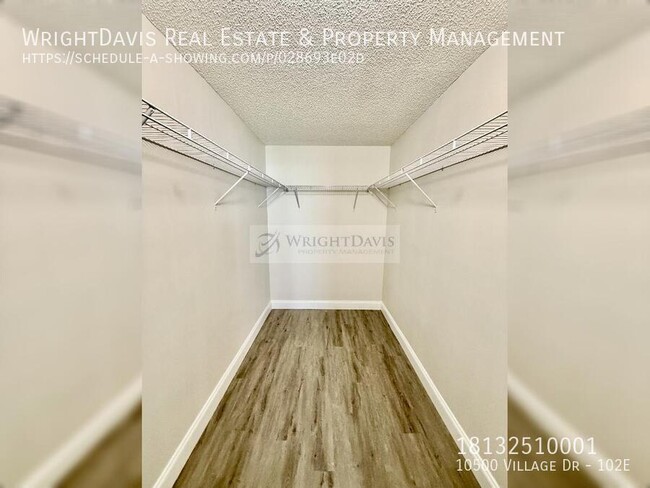 Building Photo - 10500 Village Dr