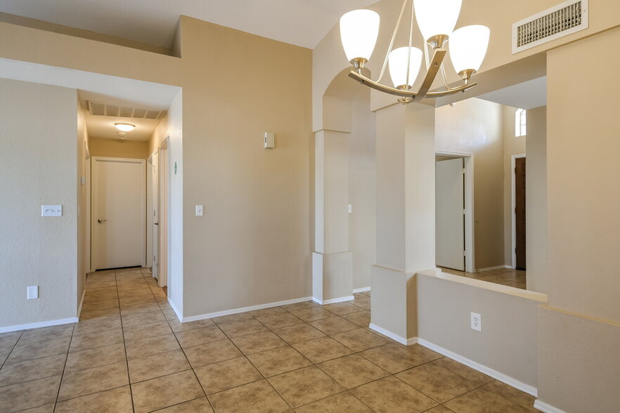 Building Photo - 1102 E Villa Theresa Dr