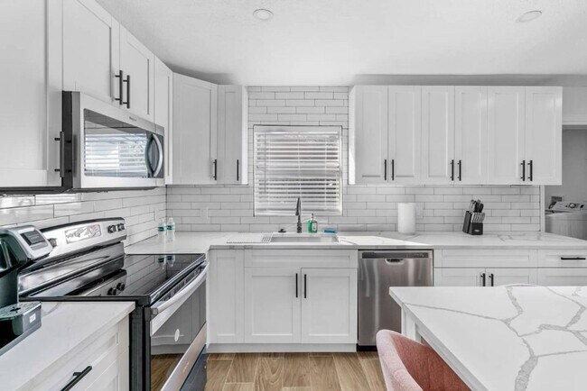 Building Photo - Modern 4BR South Tampa Home | Yard | Near the Bay