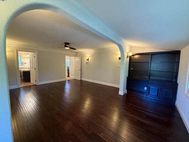 Building Photo - 470 Hale St
