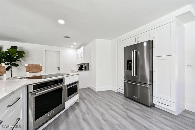 Building Photo - 646 Park Shore Dr